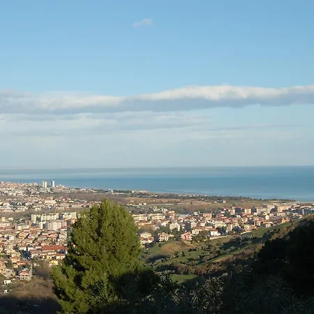 The Hill לינה וארוחת בוקר